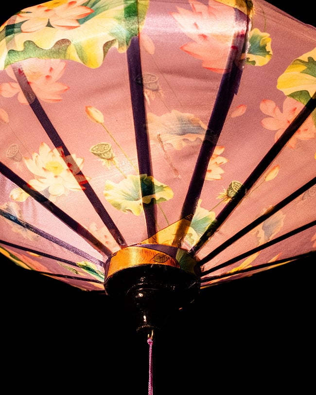 華やかな柄入り ベトナム伝統のホイアン・ランタン(提灯) - 薄ひし形〔睡蓮とノンラー模様紫〕 5 - 角度を変えてみてみました。