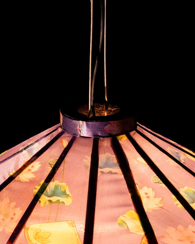 華やかな柄入り ベトナム伝統のホイアン・ランタン(提灯) - 薄ひし形〔睡蓮とノンラー模様紫〕 6 - 上からの写真です