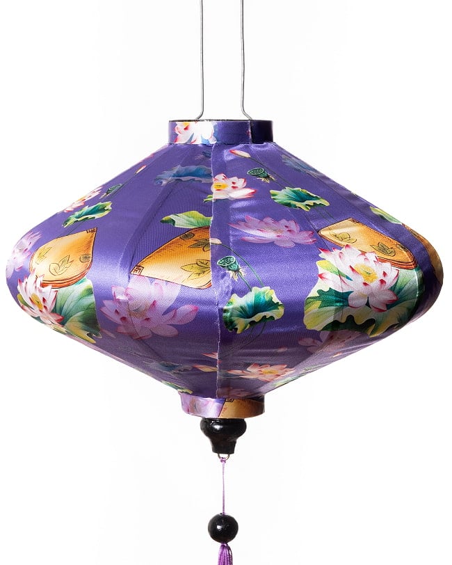 華やかな柄入り ベトナム伝統のホイアン・ランタン(提灯) - 薄ひし形〔睡蓮とノンラー模様紫〕 8 - 柄入りなので雰囲気があります