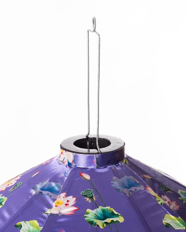 華やかな柄入り ベトナム伝統のホイアン・ランタン(提灯) - 薄ひし形〔睡蓮とノンラー模様紫〕 9 - 上部の写真です