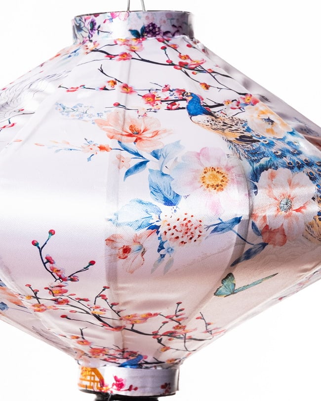 華やかな柄入り ベトナム伝統のホイアン・ランタン(提灯) - 薄ひし形〔鶴と孔雀花模様白〕 10 - 生地の拡大写真です