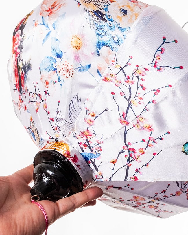 華やかな柄入り ベトナム伝統のホイアン・ランタン(提灯) - 薄ひし形〔鶴と孔雀花模様白〕 11 - とても良い雰囲気ですね