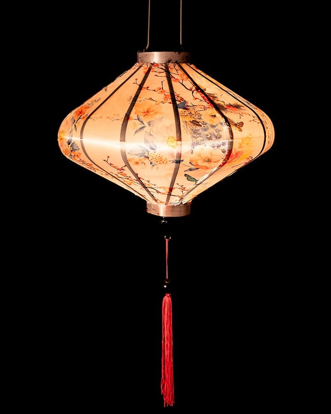 華やかな柄入り ベトナム伝統のホイアン・ランタン(提灯) - 薄ひし形〔鶴と孔雀花模様白〕 2 - 点灯してみました。アジアンなムードたっぷりのランタンです。