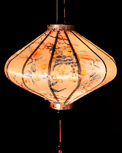 華やかな柄入り　ベトナム伝統のホイアン・ランタン(提灯) - 薄ひし形〔鶴と孔雀花模様白〕 - サブ3