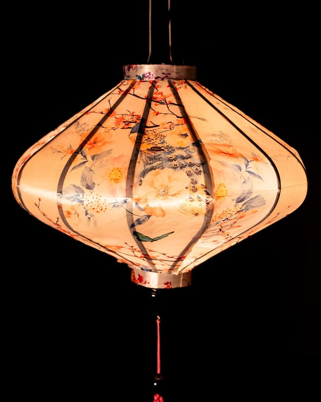 華やかな柄入り ベトナム伝統のホイアン・ランタン(提灯) - 薄ひし形〔鶴と孔雀花模様白〕 3 - 幻想的な趣がありますね。