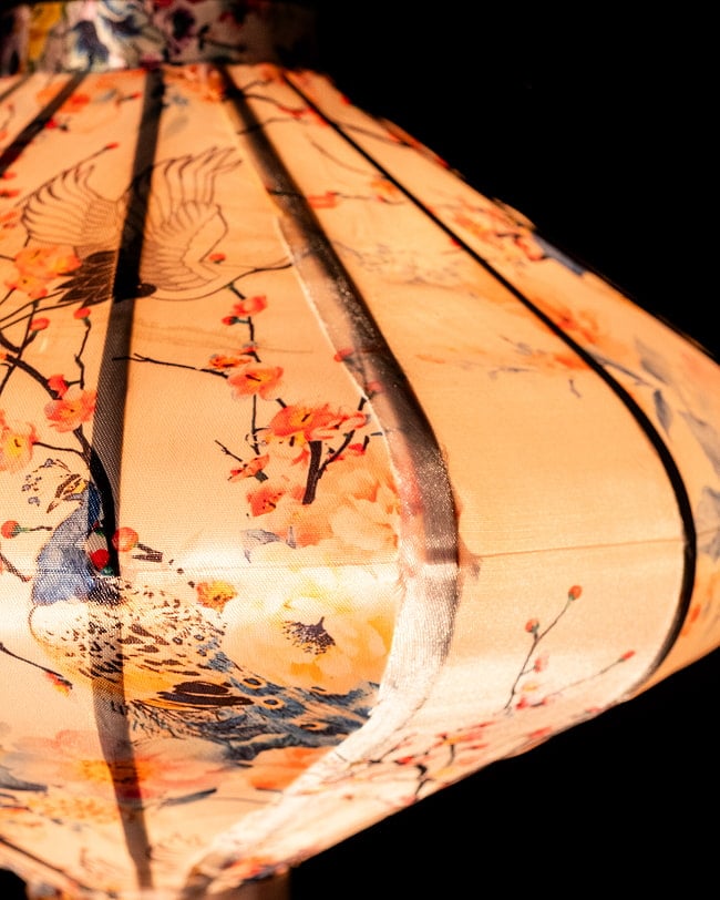 華やかな柄入り ベトナム伝統のホイアン・ランタン(提灯) - 薄ひし形〔鶴と孔雀花模様白〕 4 - 拡大したところです