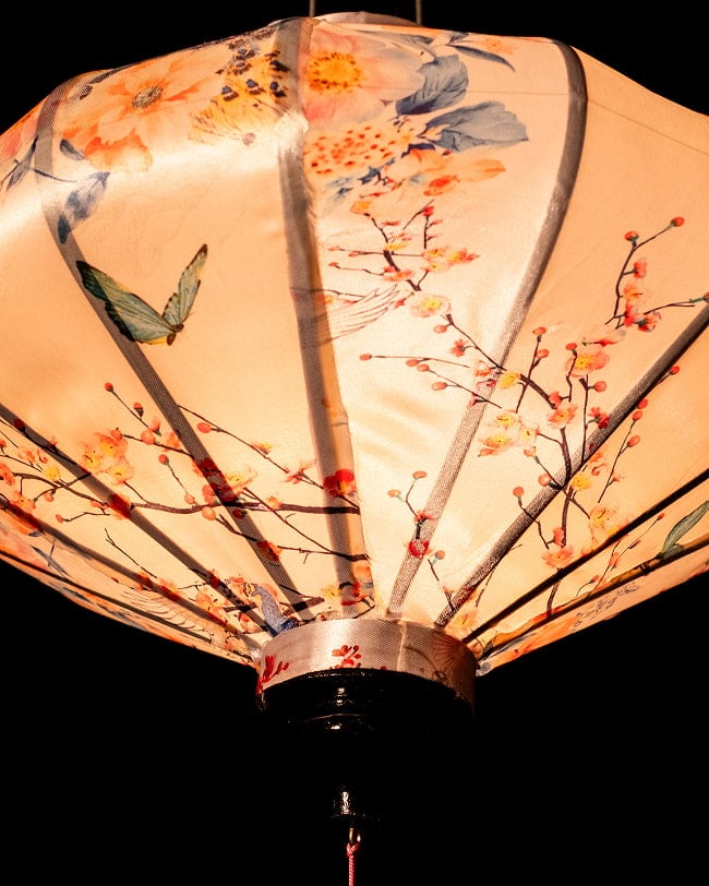 華やかな柄入り ベトナム伝統のホイアン・ランタン(提灯) - 薄ひし形〔鶴と孔雀花模様白〕 5 - 角度を変えてみてみました。