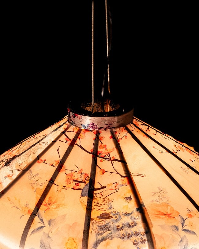 華やかな柄入り ベトナム伝統のホイアン・ランタン(提灯) - 薄ひし形〔鶴と孔雀花模様白〕 6 - 上からの写真です