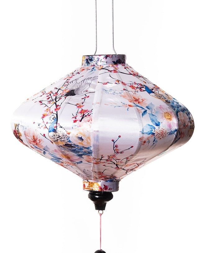 華やかな柄入り ベトナム伝統のホイアン・ランタン(提灯) - 薄ひし形〔鶴と孔雀花模様白〕 8 - 柄入りなので雰囲気があります