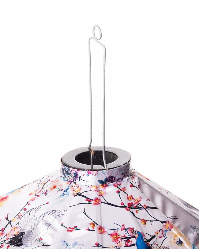 華やかな柄入り ベトナム伝統のホイアン・ランタン(提灯) - 薄ひし形〔鶴と孔雀花模様白〕 9 - 上部の写真です