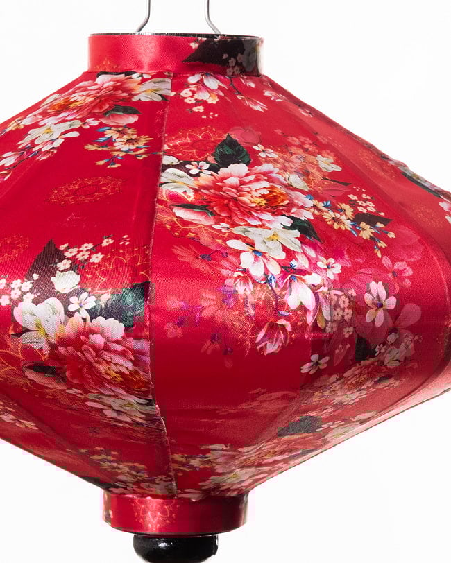 華やかな柄入り ベトナム伝統のホイアン・ランタン(提灯) - 薄ひし形〔牡丹と小花模様赤〕 10 - 生地の拡大写真です