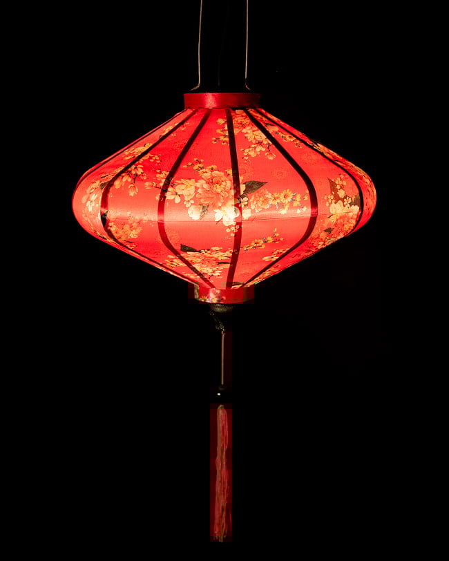 華やかな柄入り ベトナム伝統のホイアン・ランタン(提灯) - 薄ひし形〔牡丹と小花模様赤〕 2 - 点灯してみました。アジアンなムードたっぷりのランタンです。