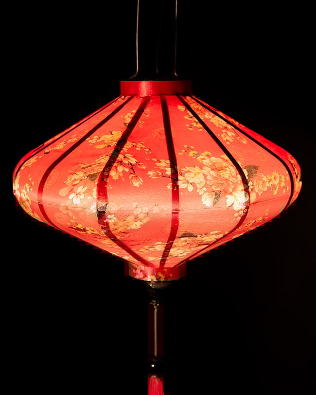 華やかな柄入り ベトナム伝統のホイアン・ランタン(提灯) - 薄ひし形〔牡丹と小花模様赤〕 3 - 幻想的な趣がありますね。