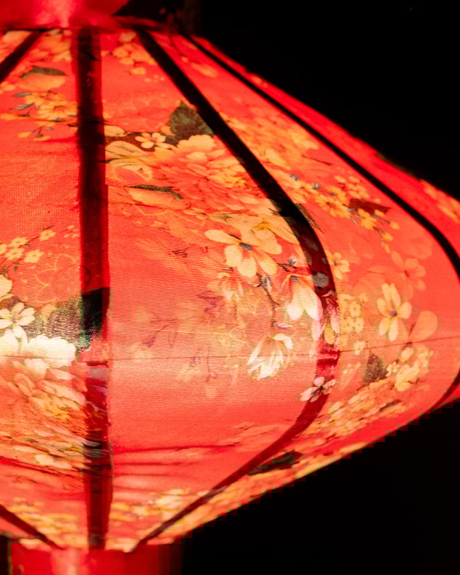 華やかな柄入り ベトナム伝統のホイアン・ランタン(提灯) - 薄ひし形〔牡丹と小花模様赤〕 4 - 拡大したところです