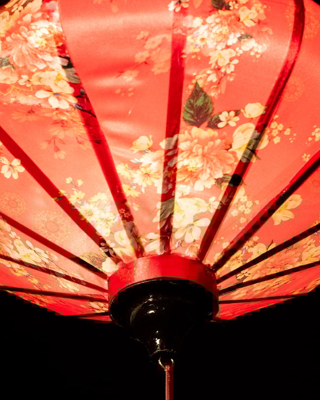 華やかな柄入り ベトナム伝統のホイアン・ランタン(提灯) - 薄ひし形〔牡丹と小花模様赤〕 5 - 角度を変えてみてみました。