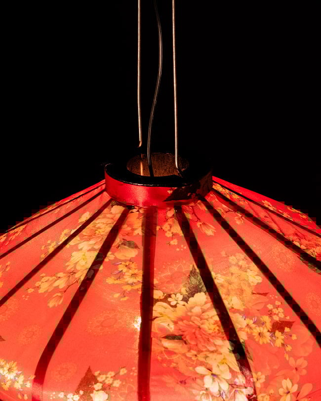 華やかな柄入り ベトナム伝統のホイアン・ランタン(提灯) - 薄ひし形〔牡丹と小花模様赤〕 6 - 上からの写真です