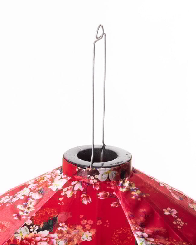 華やかな柄入り ベトナム伝統のホイアン・ランタン(提灯) - 薄ひし形〔牡丹と小花模様赤〕 9 - 上部の写真です