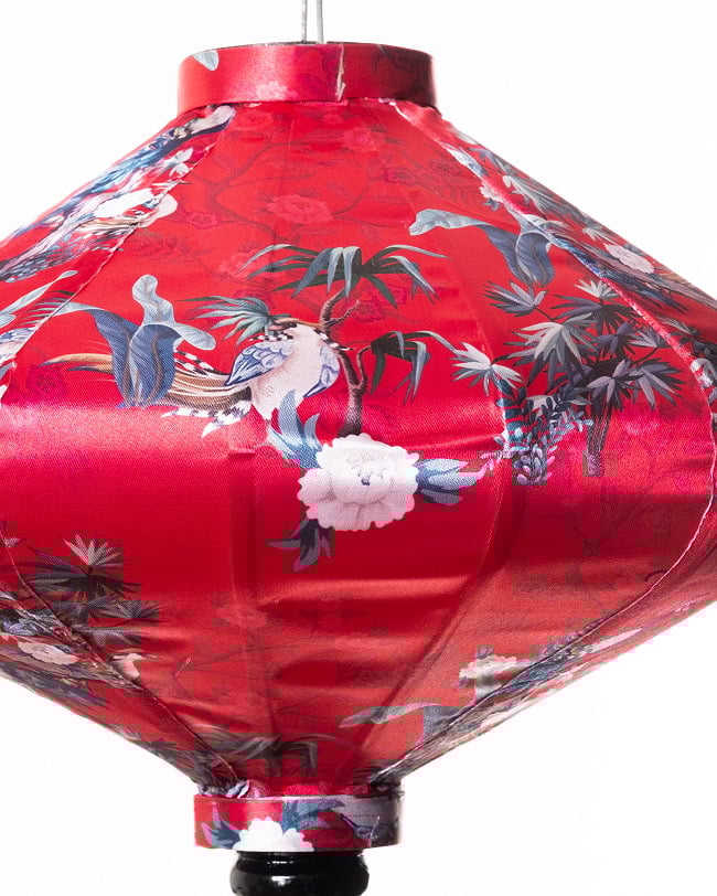 華やかな柄入り ベトナム伝統のホイアン・ランタン(提灯) - 薄ひし形〔花鳥模様赤〕 10 - 生地の拡大写真です