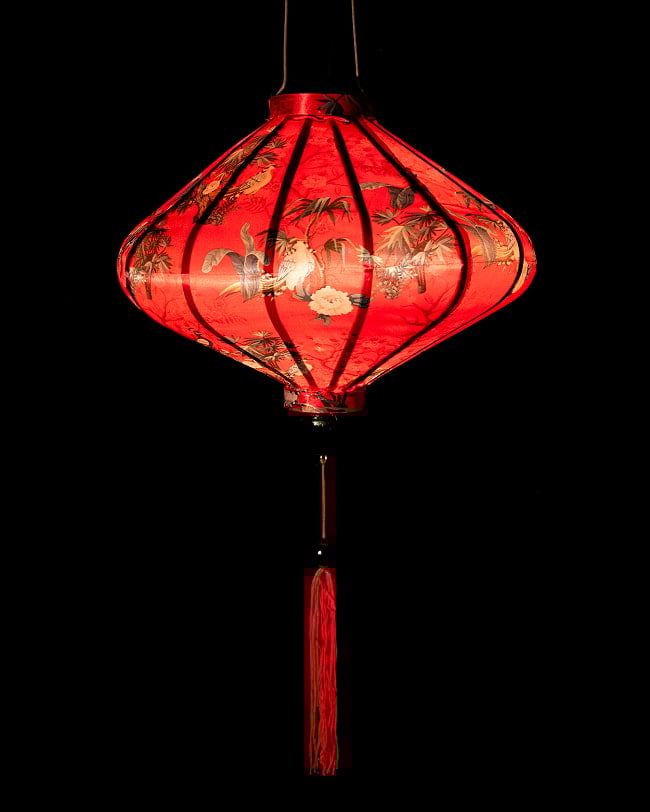 華やかな柄入り ベトナム伝統のホイアン・ランタン(提灯) - 薄ひし形〔花鳥模様赤〕 2 - 点灯してみました。アジアンなムードたっぷりのランタンです。