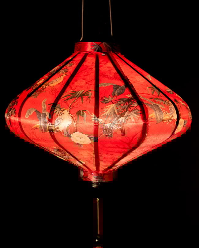 華やかな柄入り ベトナム伝統のホイアン・ランタン(提灯) - 薄ひし形〔花鳥模様赤〕 3 - 幻想的な趣がありますね。