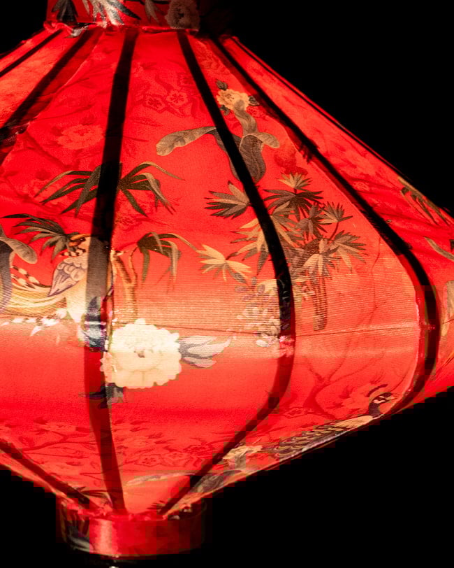 華やかな柄入り ベトナム伝統のホイアン・ランタン(提灯) - 薄ひし形〔花鳥模様赤〕 4 - 拡大したところです