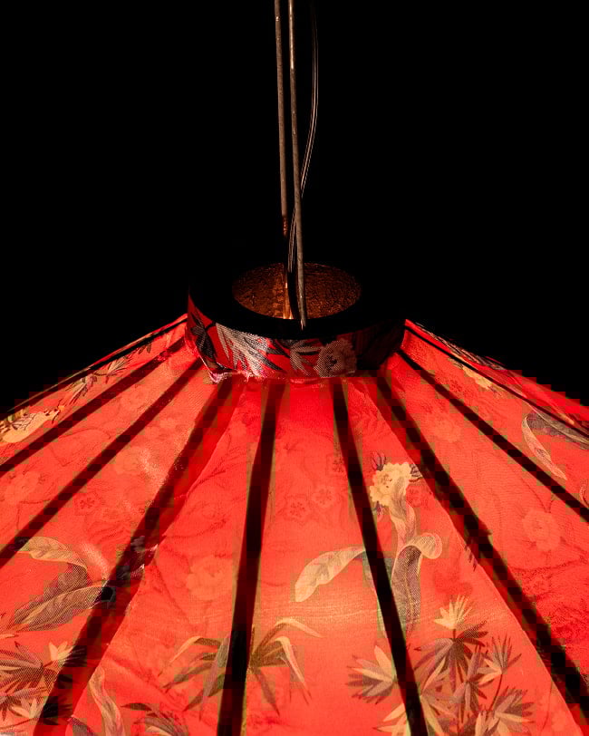 華やかな柄入り ベトナム伝統のホイアン・ランタン(提灯) - 薄ひし形〔花鳥模様赤〕 6 - 上からの写真です