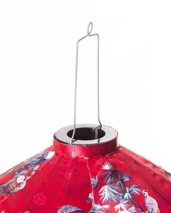 華やかな柄入り ベトナム伝統のホイアン・ランタン(提灯) - 薄ひし形〔花鳥模様赤〕 9 - 上部の写真です