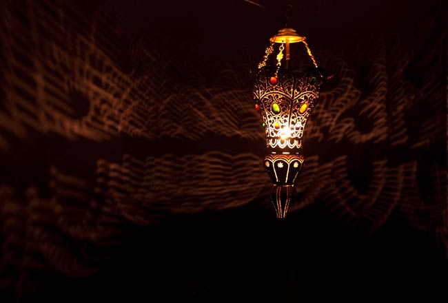 【ワケアリ】吊り下げタイプ - コーン型ハーレムランプ 2 - 暗いところで撮影しました。上の写真よりも遠くから撮影しています。