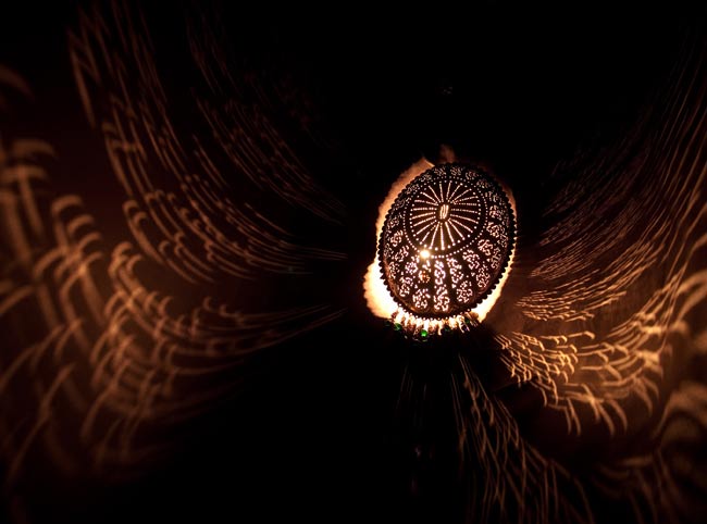 壁掛 - 卵型ハーレムランプ【33cm】 2 - 暗いところで撮影してみました。上の写真はアップですが、こちらはちょっと遠いところから撮影しました