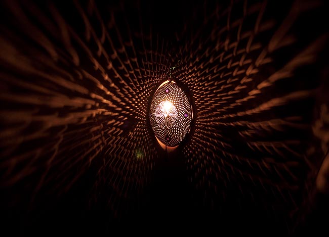 壁掛 - 卵型ハーレムランプ【33cm】の商品写真 2枚目 暗いところで撮影してみました。上の写真はアップですが、こちらはちょっと遠いところから撮影しました