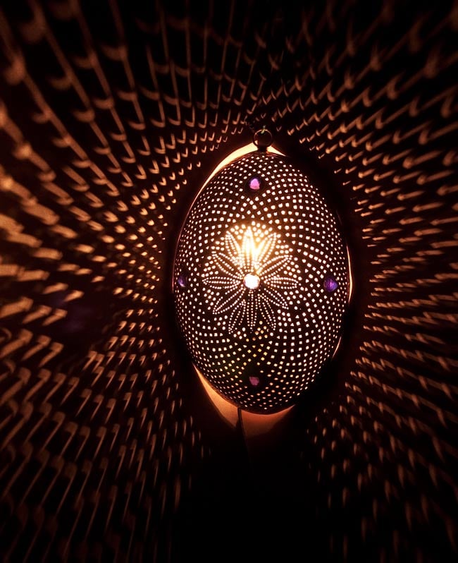 壁掛 - 卵型ハーレムランプ【33cm】の商品写真 1枚目 暗いところで撮影してみました。光がきれいですね