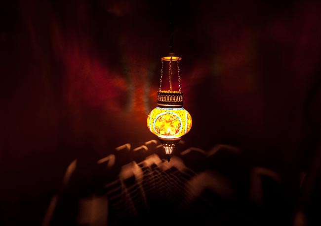 アラビアンナイト風ハーレムランプ 2 - 暗いところで撮影してみました。上の写真はアップですが、こちらはちょっと遠いところから撮影しました