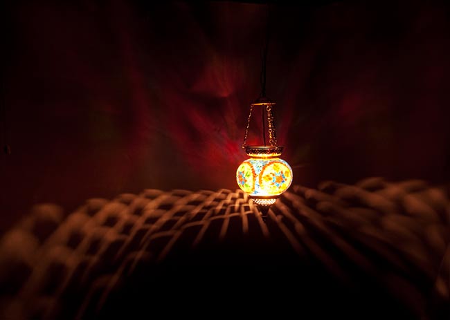 天吊 - カラフルモザイク・ハーレムランプの商品写真 2枚目 暗いところで撮影してみました。上の写真はアップですが、こちらはちょっと遠いところから撮影しました