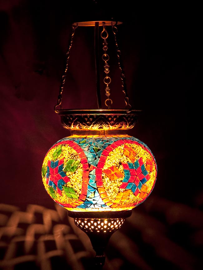 天吊 - カラフルモザイク・ハーレムランプの商品写真 1枚目 暗いところで撮影してみました。光がきれいですね