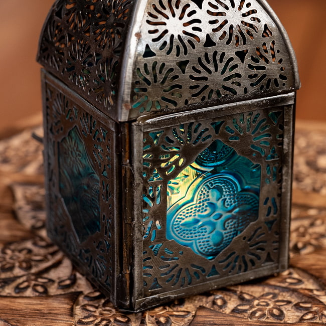 【5個セット】モロッコスタイルの透かし彫りLEDキャンドルランタン【ロウソク風LEDキャンドル付き】 - 〔ブルー〕約14cm×約6.5cm 7 - きれいなガラスがキャンドルの光を通します。