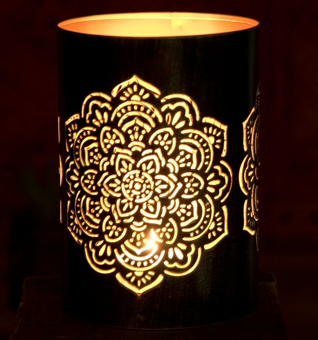 【6個セット】幾何学模様の透かし彫りが美しいマンダラランプ[円筒形 高さ:15cm] 3 - 繊細な切子細工の様子です。地面に投げかける光が美しいです。