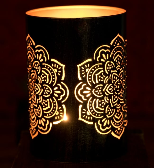 【6個セット】幾何学模様の透かし彫りが美しいマンダラランプ[円筒形 高さ:15cm] 4 - 繊細な切子細工の様子です。地面に投げかける光が美しいです。