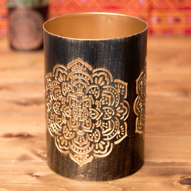 【6個セット】幾何学模様の透かし彫りが美しいマンダラランプ[円筒形 高さ:15cm] 5 - 明るいところで見てみました。点灯しなくとも、置物として優美な姿ですね。