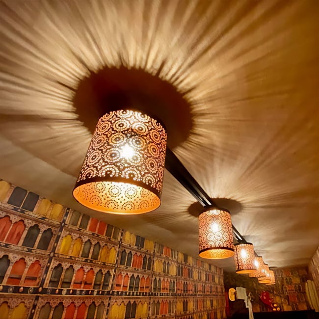 【6個セット】幾何学模様の透かし彫りが美しいマンダラランプ[円筒形  高さ:15cm] 11 - 大阪のシタール奏者の石濱さんが背面に穴を開けてランプシェードとして活用された写真を送ってくださいました。ちょっと加工しても素敵ですね。