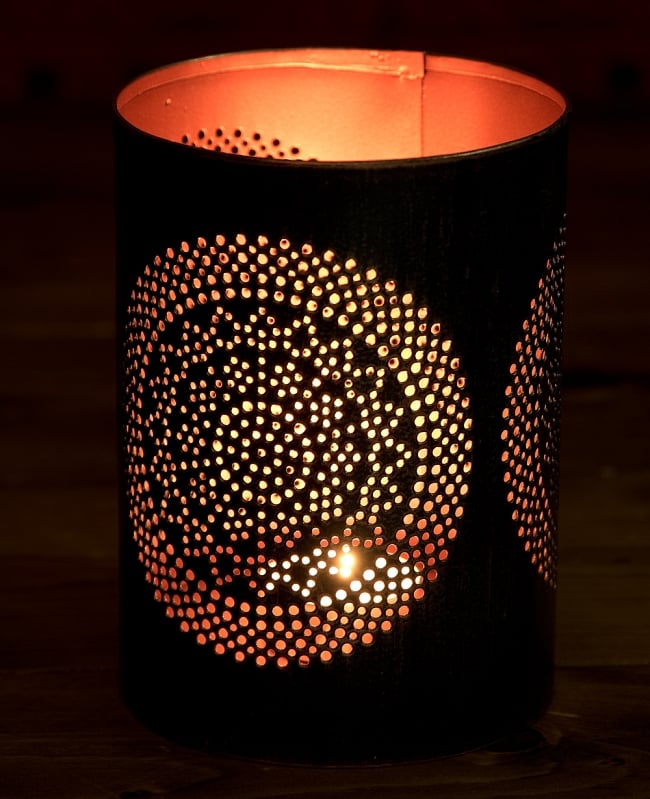 【6個セット】幾何学模様の透かし彫りが美しいマンダラランプ[円筒形・マンダラ  高さ:14.5cm] 3 - 繊細な切子細工の様子です。地面に投げかける光が美しいです。