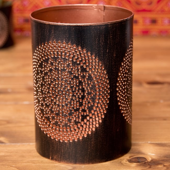 【6個セット】幾何学模様の透かし彫りが美しいマンダラランプ[円筒形・マンダラ  高さ:14.5cm] 5 - 明るいところで見てみました。点灯しなくとも、置物として優美な姿ですね。