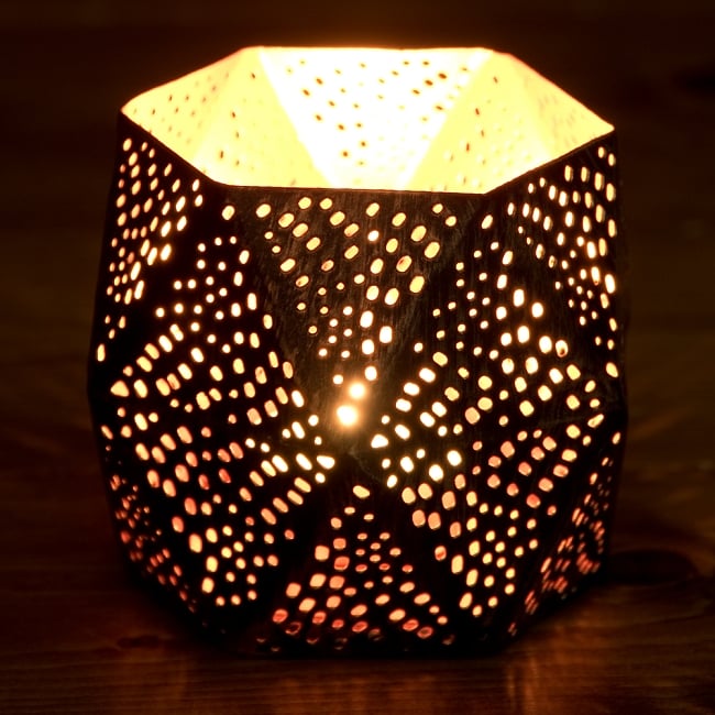 【6個セット】幾何学模様の透かし彫りが美しいマンダラランプ[六角形  高さ:8cm] 3 - 繊細な切子細工の様子です。地面に投げかける光が美しいです。