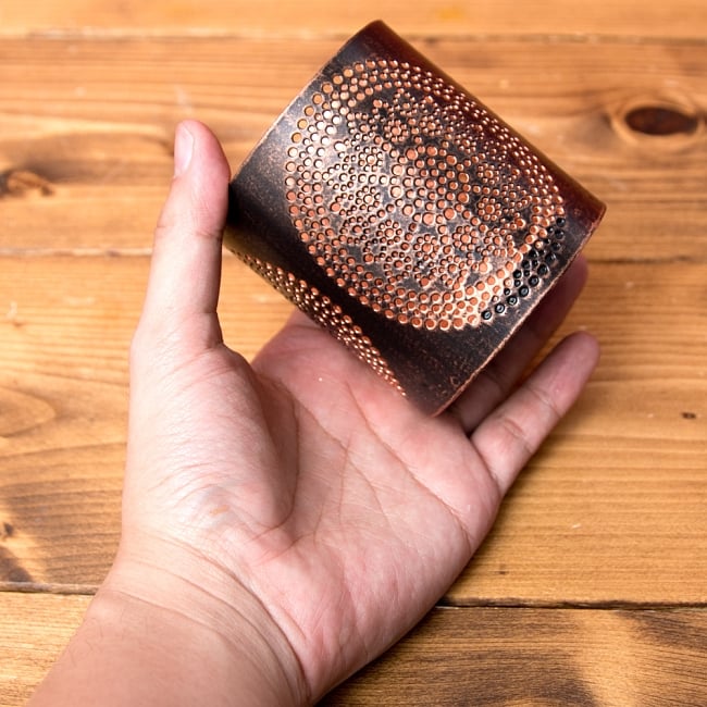 【6個セット】幾何学模様の透かし彫りが美しいマンダラランプ[円筒形・マンダラ  高さ:8.5cm] 10 - サイズのご参考にどうぞ。