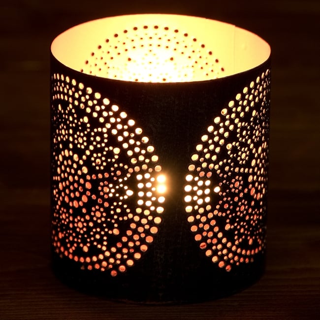 【6個セット】幾何学模様の透かし彫りが美しいマンダラランプ[円筒形・マンダラ  高さ:8.5cm] 3 - 繊細な切子細工の様子です。地面に投げかける光が美しいです。