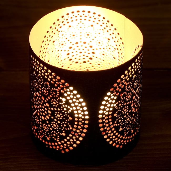 【6個セット】幾何学模様の透かし彫りが美しいマンダラランプ[円筒形・マンダラ  高さ:8.5cm] 4 - 繊細な切子細工の様子です。地面に投げかける光が美しいです。