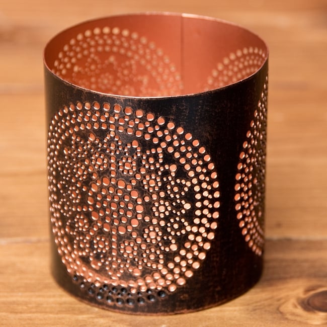 【6個セット】幾何学模様の透かし彫りが美しいマンダラランプ[円筒形・マンダラ  高さ:8.5cm] 5 - 明るいところで見てみました。点灯しなくとも、置物として優美な姿ですね。