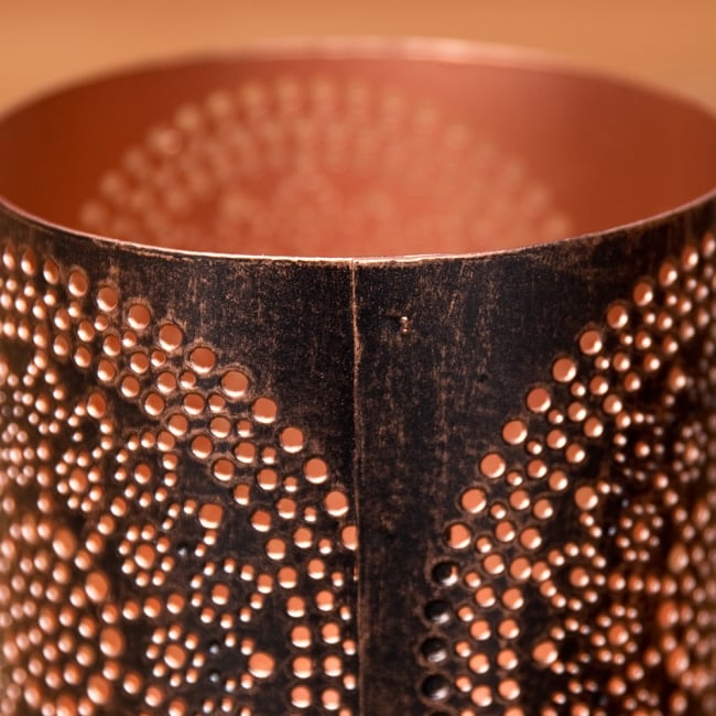 【6個セット】幾何学模様の透かし彫りが美しいマンダラランプ[円筒形・マンダラ  高さ:8.5cm] 7 - 縁の様子です。上からも優しく灯りが広がります。