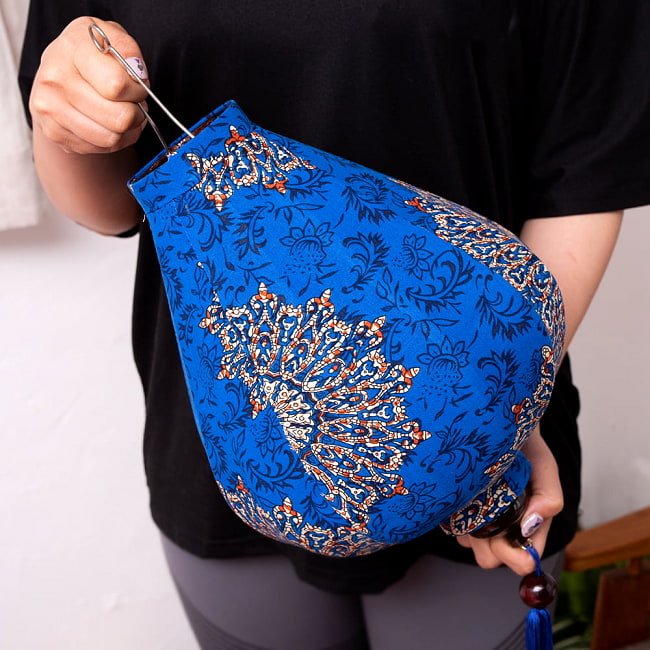 【3個セット】華やかな柄入り ベトナム伝統のホイアン・ランタン〔提灯〕 - ティアドロップ〔レトロ更紗模様〕 14 - このくらいのサイズ感になります