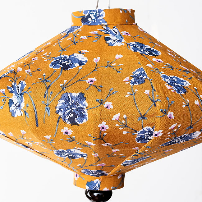 【3個セット】華やかな柄入り　ベトナム伝統のホイアン・ランタン(提灯) - 薄ひし形〔更紗模様〕 11 - 生地の拡大写真です