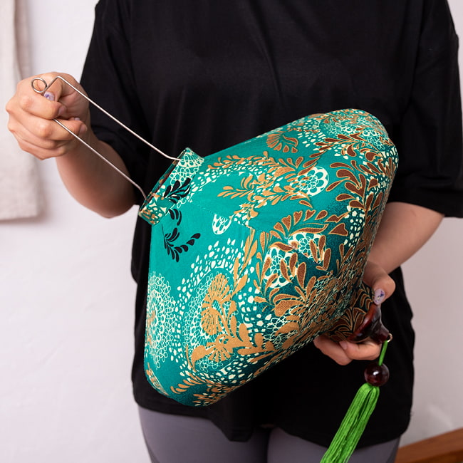 【3個セット】華やかな柄入り　ベトナム伝統のホイアン・ランタン(提灯) - 薄ひし形〔更紗模様〕 14 - このくらいのサイズ感になります